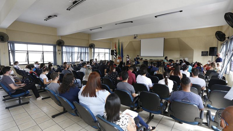 Aulão será realizado no auditório do Sindicato dos Servidores Públicos de Guarujá (Rua João Veneziano, 145-209 - 2º andar - Jardim Boa Esperança) Aulão em Guarujá Pessoas assistindo palestras e aulas sentadas em cadeiras dentro de um auditório - Divulgação