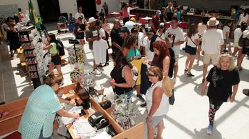 Prevendo o grande fluxo de turistas no Centro Histórico, a Secretaria de Empreendedorismo, Economia Criativa e Turismo (Seectur) antecipou a primeira saída da linha turística do bonde para 9h30 Museu pelé Museu pele com varias pessoas fazendo compras - Divulgação/Prefeitura de Santos