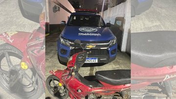 Um dos foragidos empurrava uma moto furtada por rua do Centro de Santos GCM de Santos detém dois procurados pela justiça em menos de uma semana Viatura da GCM de Santos e moto furtada recuperada - Divulgação/Prefeitura de Santos