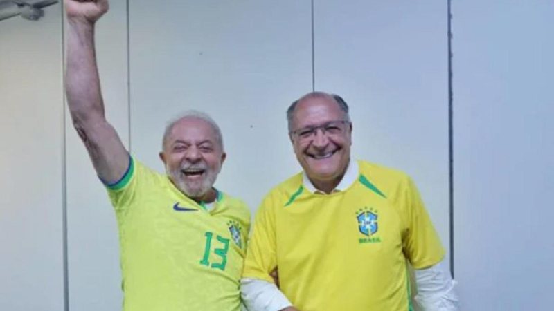 Presidente eleito e o vice comemoraram a vitória do país sobre a Suiça Lula e Alckmin Dois homens idosos com a camiseta do Brasil e felizes pela vitória da Seleção Brasileira - Divulgação