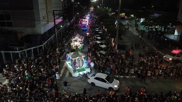 A programação será coroada com atrações fixas, culturais e de lazer, na Praça Horácio Lafer, que começarão simultaneamente à partida da Carreata, às 18 horas. Carreata Guarujá Carreata Guarujá com várias pessoas observando os carros passarem - Imprensa Guaruja