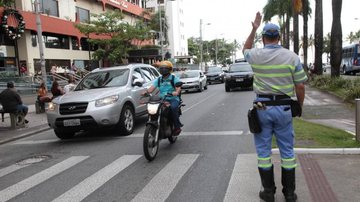 Trechos interditados estarão devidamente sinalizados e o tráfego regular seguirá as rotas alternativas indicadas Santos terá esquema especial de trânsito no segundo turno das Eleições Agente da CET Santos monitorando trânsito em avenida da cidade - Prefeitura de Santos