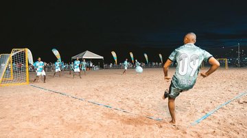 Para participar, os interessados devem comparecer ao Ginásio Municipal Alberto Alves, de segunda a sexta, das 9 às 16 horas, exceto em pontos facultativos e feriados, com a ficha de inscrição e 1 kg de alimento não perecível Copa Agita Homem chutando bola  - Divulgação/Prefeitura Bertioga