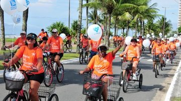 Inscrições custam R$ 45,00; as crianças também podem participar Passeio ciclístico Pessoas andando de bicicleta com camiseta laranja - Divulgação