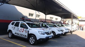 A cidade também contará com 49 viaturas de reforço até o dia 26 de janeiro Operação Verão em Santos terá reforço de 330 policiais Viaturas da Polícia Militar em Santos - Raiumundo Rosa/Prefeitura de Santos