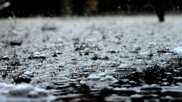 Mesmo com o cessar da chuva, a Defesa Civil de Ubatuba reforça aos moradores de área de risco que é necessário atenção aos sinais que precedem os deslizamentos de terra Ubatuba está sob alerta meteorológico devido às chuvas Poça de chuva - Pexels