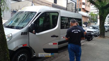 Fiscalização constatou que as vans estavam sem a Permissão Especial de Tráfego Santos: duas vans são multadas por desrespeito à lei do turismo de um dia Van sendo multada no canal 2, em Santos - Prefeitura de Santos
