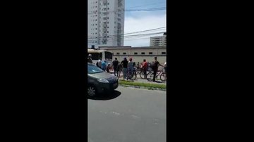 Multidão no local do atropelamento homem rouba idosa e, na fuga, acaba atropelado por ônibus em rua do litoral de SP; Vídeo - Imagem: Reprodução / Praia Grande Mil Grau
