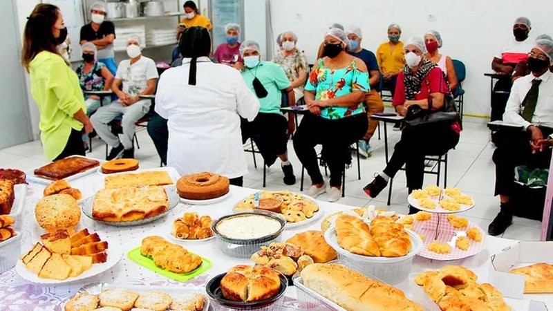 Itanhaém abre 50 vagas gratuitas em curso de padaria artesanal Mesa cheia de pães e bolos em curso de padaria artesanal - Imagem: Divulgação / Prefeitura de Itanhaém
