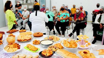 Itanhaém abre 50 vagas gratuitas em curso de padaria artesanal Mesa cheia de pães e bolos em curso de padaria artesanal - Imagem: Divulgação / Prefeitura de Itanhaém