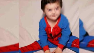 Uma das crianças impedidas de entrar na brinquedoteca por ter síndrome de Down Criança com síndrome de Down Criança com síndrome de Down com a roupa do homem-aranha - Reprodução