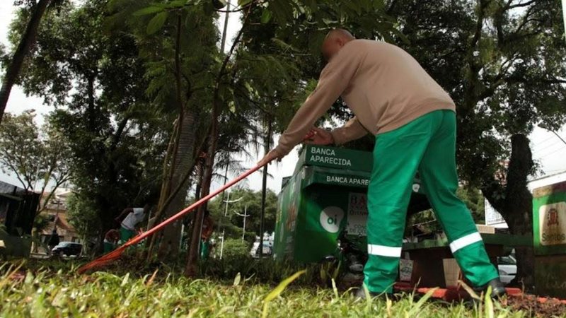 Seja manual ou mecanizada, a desobstrução do sistema de drenagem também não parou - Reprodução/Internet