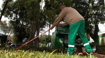 Seja manual ou mecanizada, a desobstrução do sistema de drenagem também não parou - Reprodução/Internet