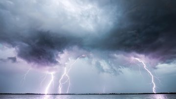 Baixada Santista e Litoral Norte devem registrar até 200 mm de chuva Defesa Civil alerta para chuvas intensas até sexta-feira (6) em diversas regiões de SP Céu carregado com raios em cima do mar - Imagem ilustrativa - Unsplash