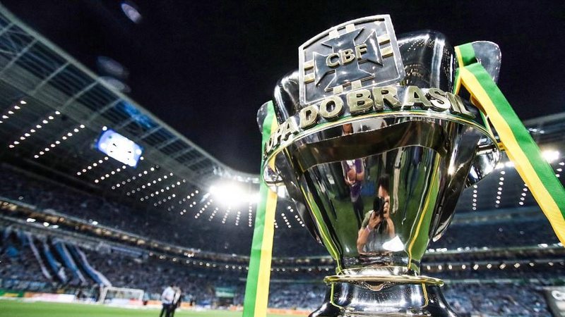 Primeiro jogo da decisão da Copa do Brasil ocorre na quarta-feira (12), às 21h45, entre Corinthians e Flamengo Semana tem jogos do Brasileirão, Liga dos Campeões e decisão da Copa do Brasil taça copa do brasil - Foto: CBF