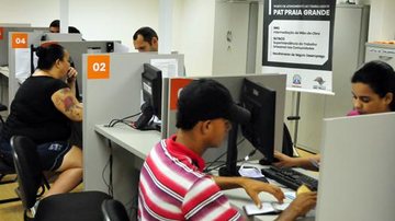PAT Praia Grande fica ao lado do Poupatempo, no Litoral Plaza Shopping PAT Praia Grande está com 12 vagas de trabalho disponíveis Pessoas sendo atendidas no PAT Praia Grande - Prefeitura de Praia Grande
