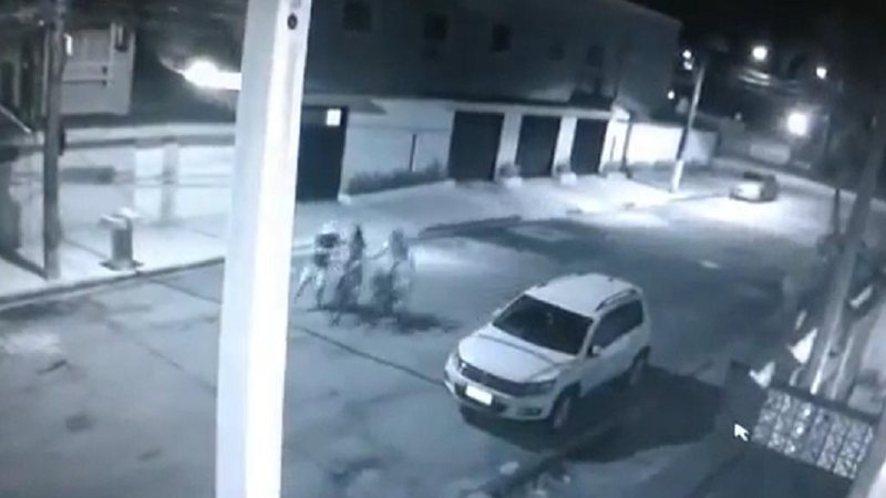 Momento em que os bandidos assaltam uma mulher em Guarujá Mulher é roubada e agredida por bandidos no Guarujá; VÍDEO assalto - Foto: Reprodução