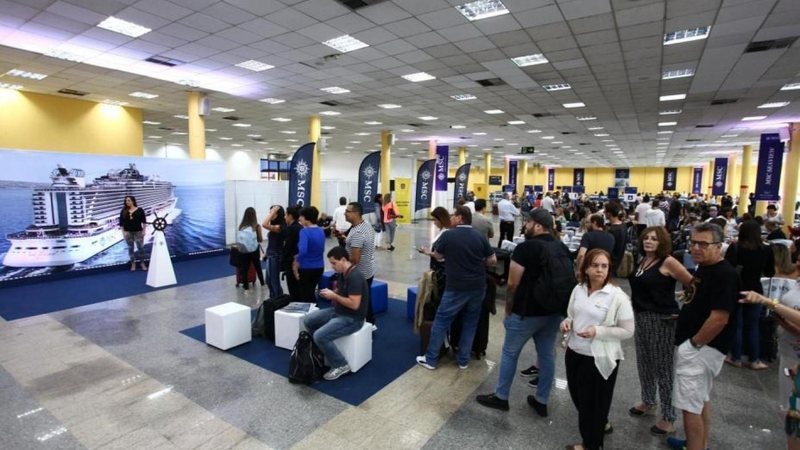 Esquema de recepção aos visitantes inclui orientações sobre a cidade, divulgação de passeios regulares e novas atrações Turistas de cruzeiros será recepcionados com esquema especial em Santos Passageiros no terminal de passageiros do porto de Santos - Prefeitura de Santos