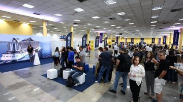 Esquema de recepção aos visitantes inclui orientações sobre a cidade, divulgação de passeios regulares e novas atrações Turistas de cruzeiros será recepcionados com esquema especial em Santos Passageiros no terminal de passageiros do porto de Santos - Prefeitura de Santos