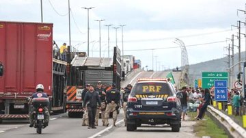 Foram desfeitas um total de 954 manifestações nas rodovias federais Todas as rodovias federais estão livres de bloqueios na manhã desta sexta (4) PRF em estrada tentando dissolver bloqueio de manifestantes - Reprodução/Anderson Coelho/AFP