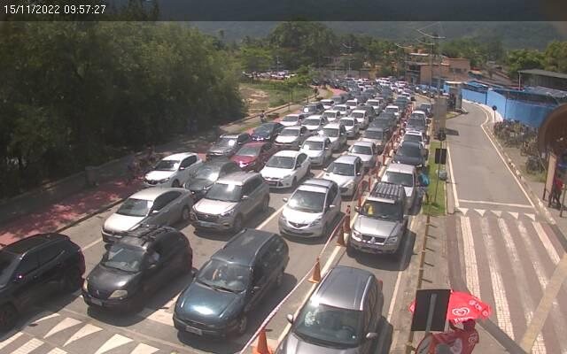 Travessia Ilhabela-São Sebastião Balsa Ilhabela Carros parados na fila da balsa em Ilhabela - DH