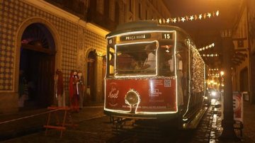 Bonde de Natal terá saídas da Estação do Valongo Bonde santista entra no clima de Natal e passa a circular à noite Bonde santista decorado para o Natal, com luzinhas - Prefeitura de Santos