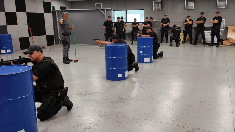 Durante o treinamento, foram abordadas técnicas de busca pessoal, verbalização e abordagem e sobre uso de algemas Treinamento Policia Militar Guarujá Policiais fazendo treinamento armado atrás de barris - Prefeitura de Guarujá