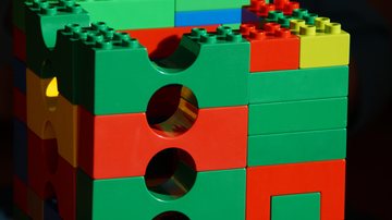 É necessário avaliar diversos aspectos antes de comprar brinquedos Dia das Crianças Brinquedo de blocos coloridos para encaixar e construir - Pxhere
