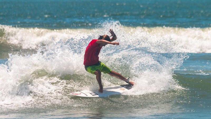 As inscrições ainda estão abertas Campeonato de Surf Riviera Homem em cima de uma prancha surfando - Divulgação/Prefeitura de Bertioga