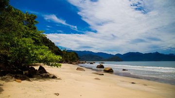 Cidade do Litoral Norte paulista tem mais de 100 praias Ubatuba prevê 100% de lotação em pousadas e hotéis no réveillon Praia de Ubatuba em dia ensolarado - Agnaldo Andrella/Unsplash