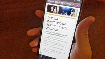 Oficina vai acontecer entre o dia 7 e 9 de novembro, sempre das 19h às 22h Bertioga abre inscrições para 40 vagas para oficina de teatro Pessoa segurando o celular e fazendo inscrição - Divulgação/Prefeitura de Bertioga