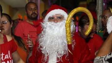 Desfiles de Natal acontecerão nos dias 11 e 22 de dezembro no Centro do município Papai Noel Pessoa de óculos fantasiada de Papai Noel - Divulgação