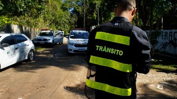 Para que essas operações sejam executadas a prefeitura conta com o apoio da população Ferros-Velhos são vistoriados e intimados em Bertioga Agentes da fiscalização nas ruas de Bertioga - Divulgação/Prefeitura de Bertioga