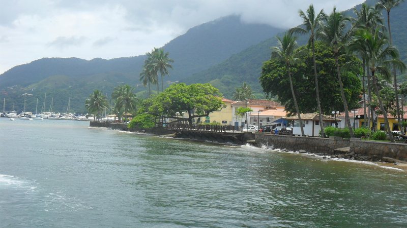 Vista de Ilhabela, em um píer na Vila Olá! Termine a semana bem informado com seu resumo de notícias Vista de Ilhabela, em um píer na Vila, em dia parcialmente nublado - Esther Zancan