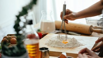 São 60 vagas divididas entre três turmas (manhã, tarde e noite) Cozinhar Pessoa 'batendo' um ovo, cozinhando em uma mesa - Divulgação