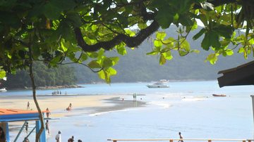 Em Caraguatatuba, todas as praias estão com bandeira verde, segundo a Cetesb O verão voltou: confira a balneabilidade das praias do Litoral Norte de SP Praia de Tabatinga, em Caraguatatuba - Esther Zancan