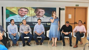 Políticos reunidos a pedido da deputada federal Rosana Valle (PL) Rosana Valle Mulher de vestido azul de pé e cinco homens sentados com a foto de Jair Bolsonaro e Tarcísio de Freitas em banner atrás - Reprodução