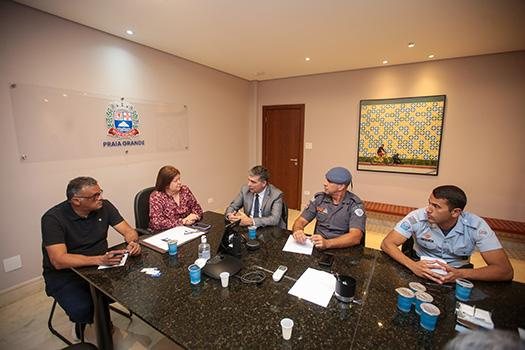 Reunião aconteceu no Paço Municipal de Praia Grande Praia Grande contará com reforço de 500 policiais militares durante a Operação Verão Reunião entre a prefeita Raquel Chini e representantes das forças de segurança - Prefeitura de Praia Grande