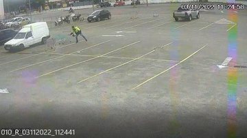 Na data do assalto ao supermercado atacadista, houve troca de tiros no estacionamento do local Polícia esclarece tentativa de latrocínio em estacionamento de supermercado de Santos Cena de câmera de monitoramento do estacionamento do supermercado no dia do - Assessoria de Imprensa Polícia Civil - DEINTER-6