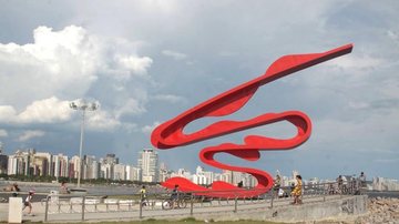 A tradicional escultura de Tomie Ohtake foi inaugurada em 2008 Santos: bairro José Menino comemora 63 anos Escultura de Tomie Ohtake em Santos - Prefeitura de Santos