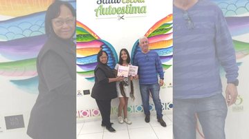 Campanha tem como objetivo ajudar as mulheres que perderam seus fios após o tratamento de câncer, devolvendo a elas a autoestima Santos: campanha arrecada mais de 180 mechas de cabelo para pessoas em tratamento de câncer Pessoas que doaram para a campanha  - Reprodução/Prefeitura de Santos