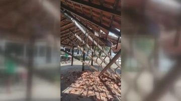 Telhado desabado. Fogueira enfraqueceu estrutura, disse prefeitura Telhado do Deck do Pescador desaba em São Vicente Telhado desabado - Imagem: Reprodução