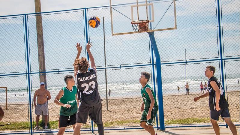 A cidade terá ainda emoções no torneio de basquete e na temporada de beach tennis calendário de competições esportivas de dezembro em Bertioga Pessoas jogando basquete - Divulgação/Prefeitura de Bertioga