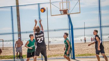 A cidade terá ainda emoções no torneio de basquete e na temporada de beach tennis calendário de competições esportivas de dezembro em Bertioga Pessoas jogando basquete - Divulgação/Prefeitura de Bertioga