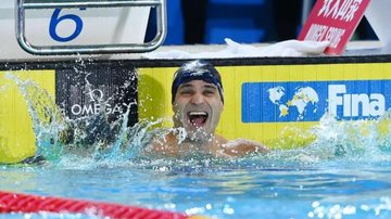 Atleta Nicholas Santos conquistou a medalha de ouro depois de fazer 21s78, novo recorde do campeonato Nadador de equipe santista é tetracampeão mundial de piscina curta Atleta Nicholas Santos, na piscina - Quinn Rooney/GettyImages