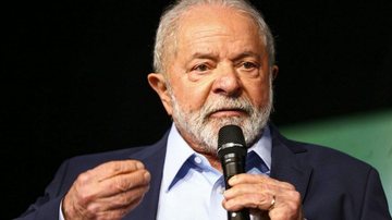 Lula reforçou que a democracia "foi a grande vitoriosa" nesta eleição Lula Homem idoso com traje social e segurando em uma das mãos um microfone - © Marcelo Camargo/Agência