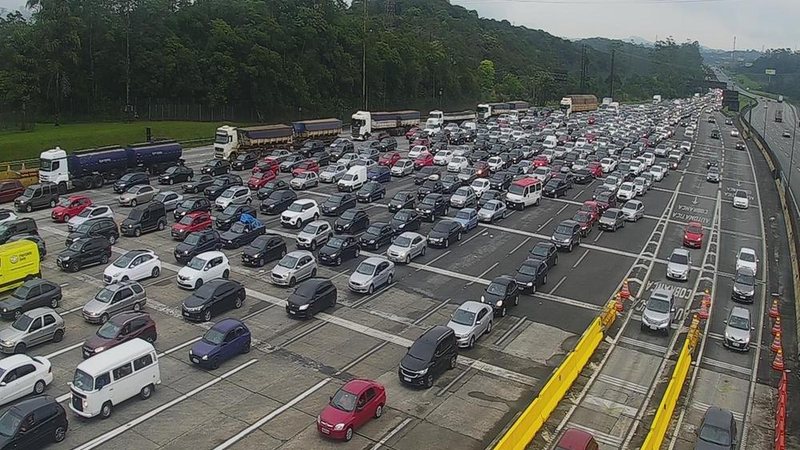 SAI: Tráfego congestionado nas rodovias sentido litoral nesta manhã de sábado (12) Pedágio da rodovia dos Imigrantes lotado de carros - Ecovias