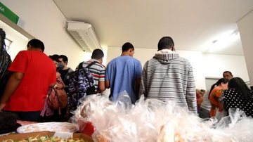 O Centro de Atenção Psicossocial II (CAPS- II - Boqueirão) fica na rua Cidade de Santos, 89 Caps II Boqueirão Pessoas de costas e foco em uma 'ceia de Natal' no Caps de Praia Grande - Divulgação