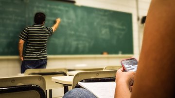 O Vestibulinho oferece mais de 88 mil vagas Etecs estão com inscrições abertas para vestibulinho até 18 de novembro Estudante em sala de aula com professor na lousa - Pexels