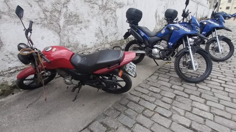 Fato ocorreu na manhã da última quinta-feira (10) GCM de Santos recupera moto furtada durante patrulhamento Moto recuperada junto de outras duas motos da GCM de Santos - Prefeitura de Santos